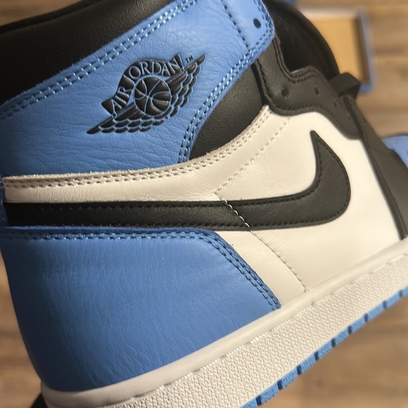 Air Jordan 1 Retro High OG ‘UNC TOE’ - Picture 11 of 16